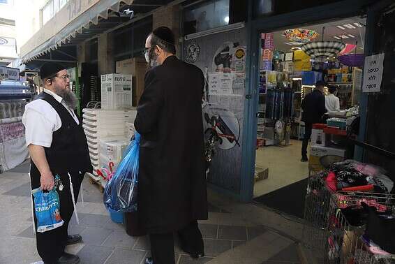 נערכים לסגר במודיעין עילית // צילום: יהונתן שאול